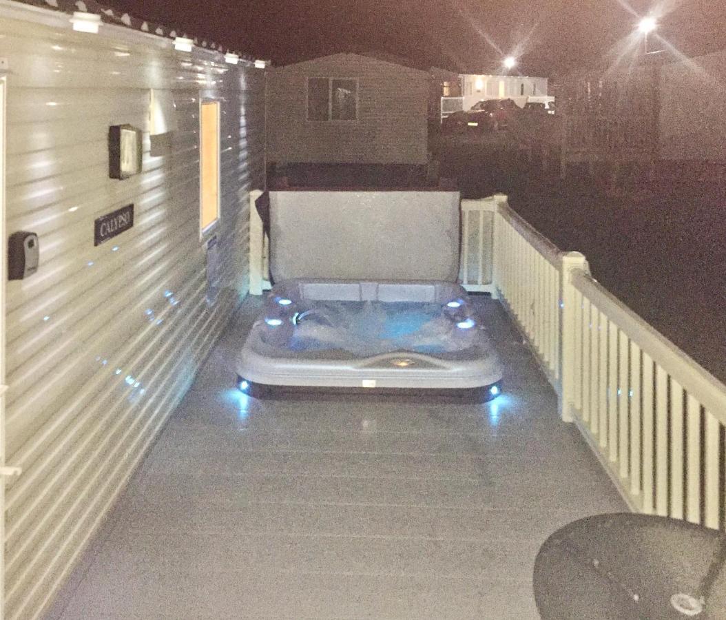 Calypso Hot Tub Breaks Tattershall Lakes Pet Friendly Exterior photo