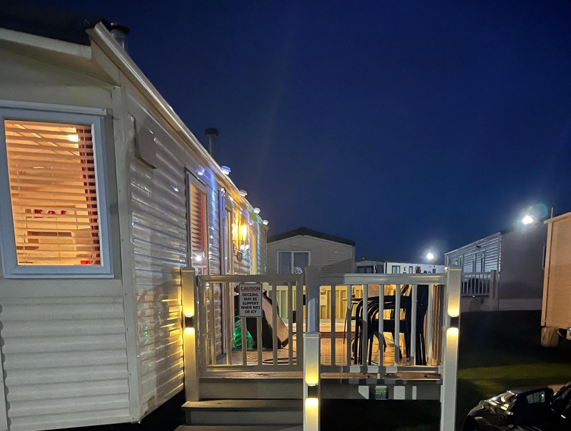 Calypso Hot Tub Breaks Tattershall Lakes Pet Friendly Exterior photo